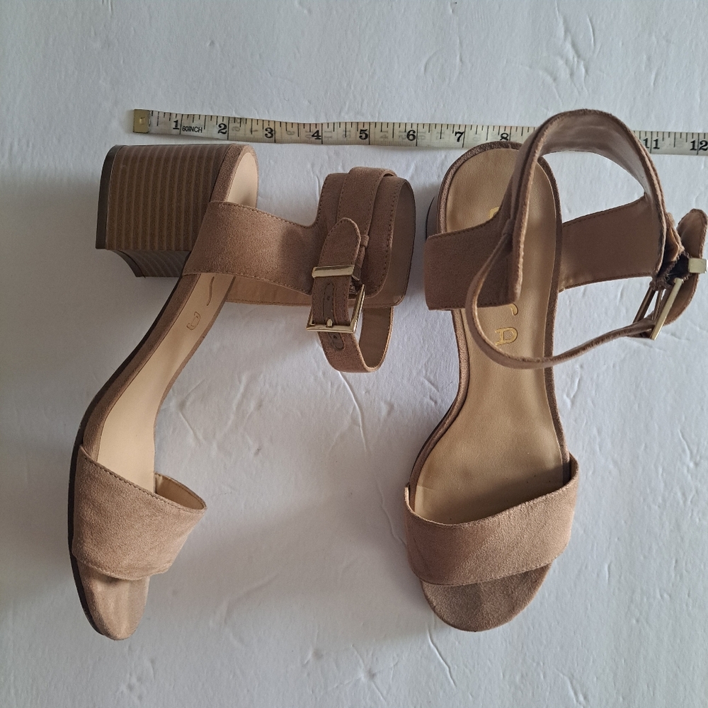 UNISA Tan 2"-3" Block Heel Sandals Ankle Straps Women's Size 8.5 M - Picture 2 of 10